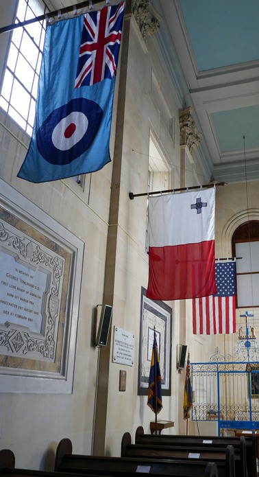 Die Flaggen hängen permanent. Vorne die der Royal Air Force, dahinter die von Malta mit dem von den Briten für die Tapferkeit im 2. Weltkrieg verliehenen George Cross. Dahinter die Flagge der USA.