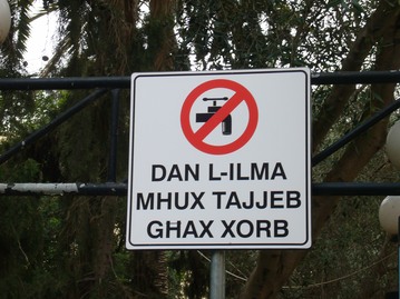Schild: "Kein Trinkwasser" auf Maltesisch