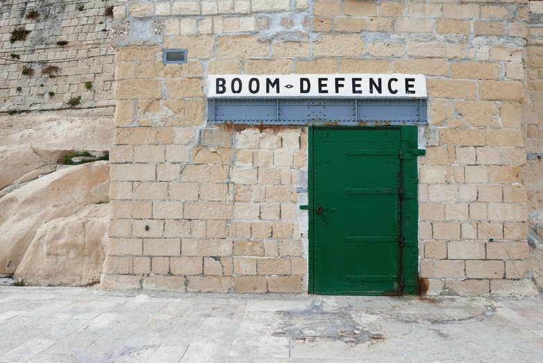 Die Boom Defence war ein riesiges Netzsystem, das im Wasser heruntergelassen wurde, um die Einfahrt in den Hafen zu blockieren.